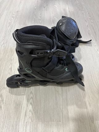 Patines en línea negros con protecciones