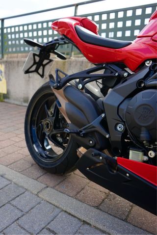 MV Agusta F3R Roja - Moto Deportiva