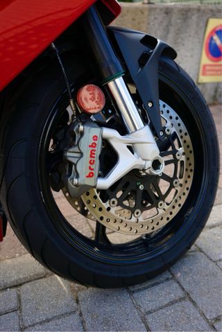 MV Agusta F3R Roja - Moto Deportiva