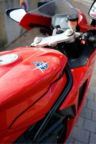 MV Agusta F3R Roja - Moto Deportiva