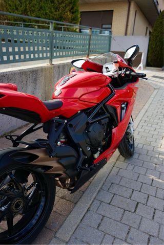MV Agusta F3R Roja - Moto Deportiva