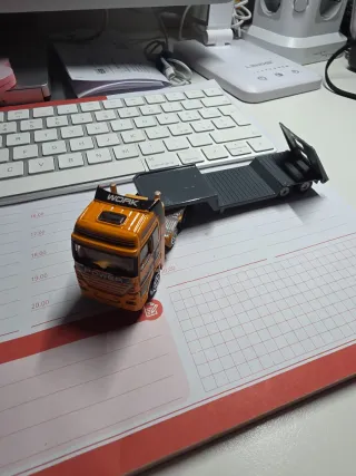 Camioncino arancione con rimorchio