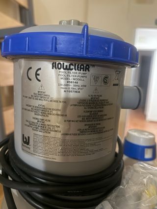 Depuradora de piscina + mangueras y accesorios.
