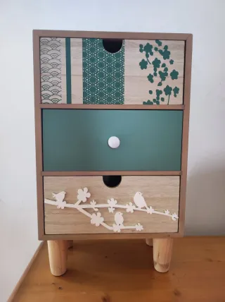 Cassettiera da tavolo decorata con uccelli e fiori