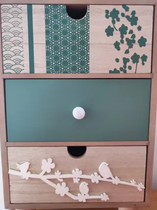 Cassettiera da tavolo decorata con uccelli e fiori