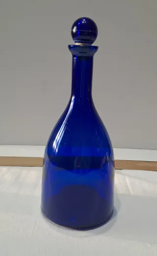 Bottiglia in vetro blu con tappo a sfera