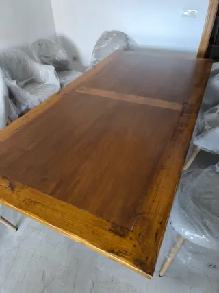 Mesa Habitat y Sillas y puffs para Comedor/Terraza