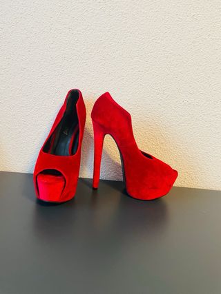 Zapatos de tacón rojos