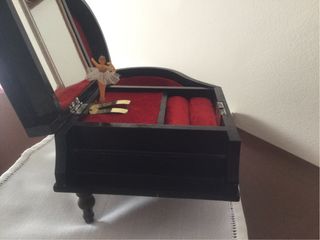 joyero y caja de música.