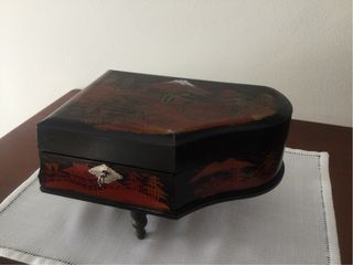 joyero y caja de música.