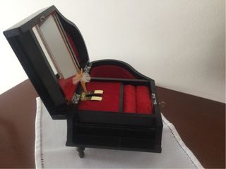 joyero y caja de música.