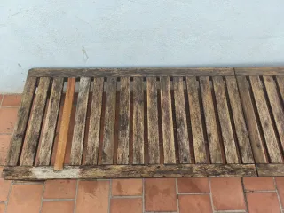 Tumbona de madera y metal