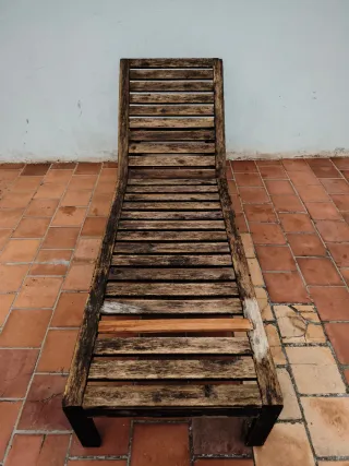 Tumbona de madera y metal