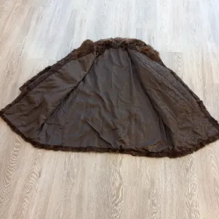 Abrigo de astracán marrón.