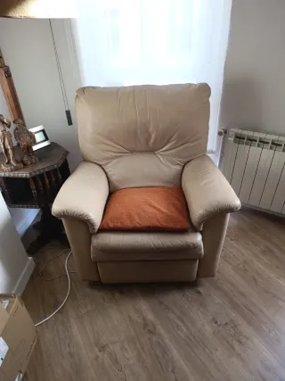 Sillón relax piel beige con cojín