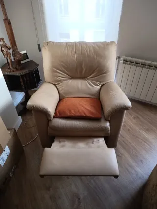 Sillón relax piel beige con cojín