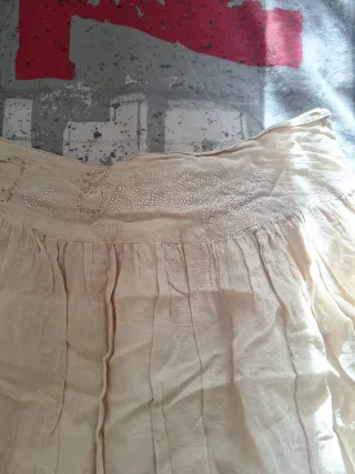 Falda beige con detalles