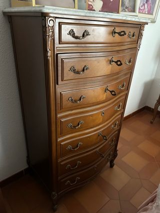 Cómoda antigua de madera con mármol