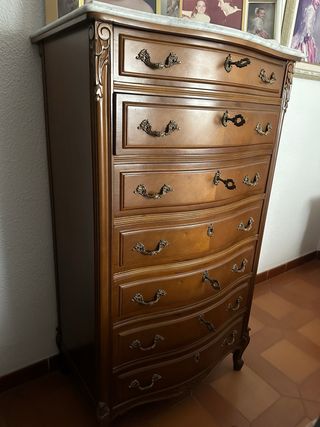 Cómoda antigua de madera con mármol