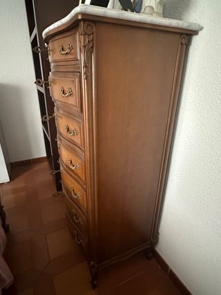 Cómoda antigua de madera con mármol
