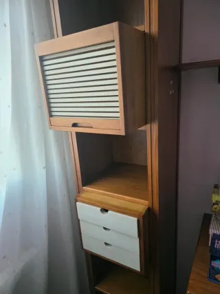 Escritorio de madera con estanterías