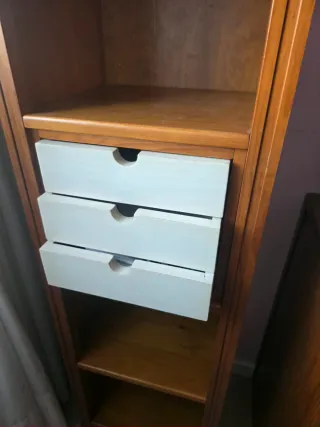 Escritorio de madera con estanterías