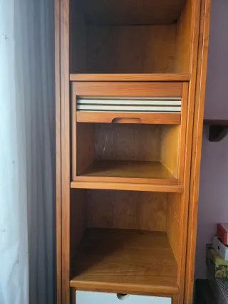 Escritorio de madera con estanterías