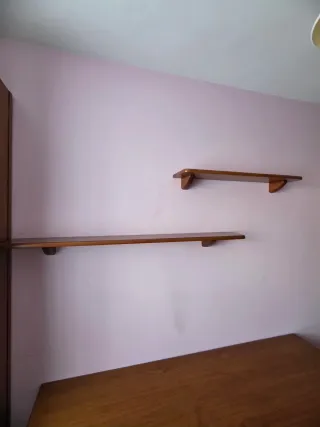 Escritorio de madera con estanterías