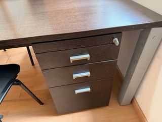 Tavolo da ufficio con cassettiera