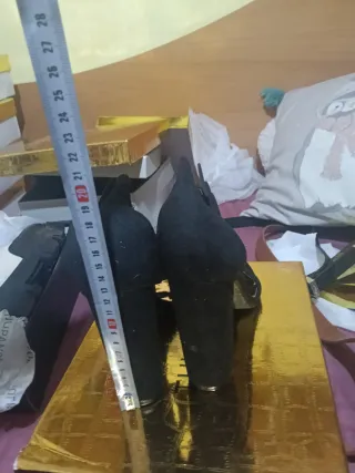 Zapatos de tacón negros y dorados