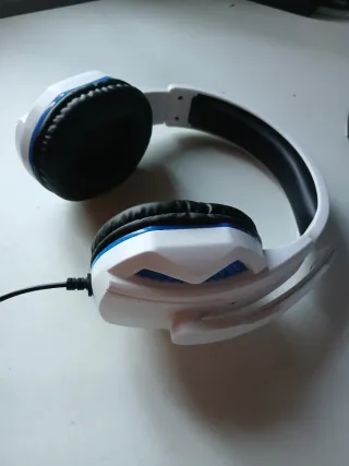 Auriculares gaming blancos con micrófono