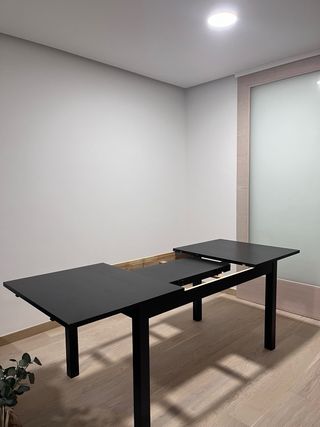 Mesa comedor extensible BJURSTA negra de Ikea