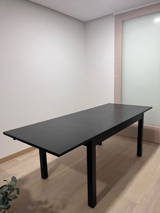 Mesa comedor extensible BJURSTA negra de Ikea