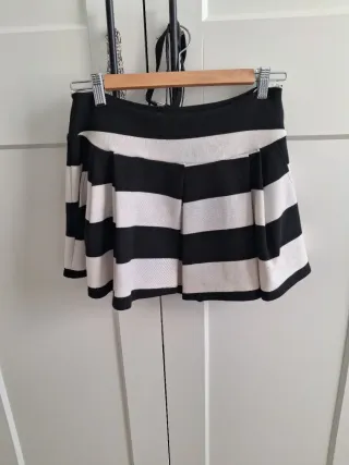 Falda corta plisada rayas blanco y negro