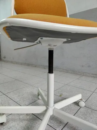 Silla de escritorio amarilla y blanca