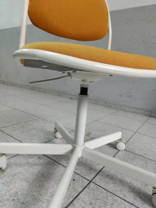 Silla de escritorio amarilla y blanca