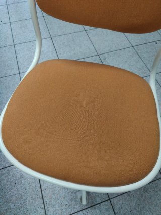 Silla de escritorio amarilla y blanca