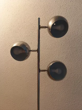 Lámpara de pie de acero