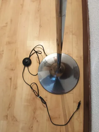 Lámpara de pie de acero