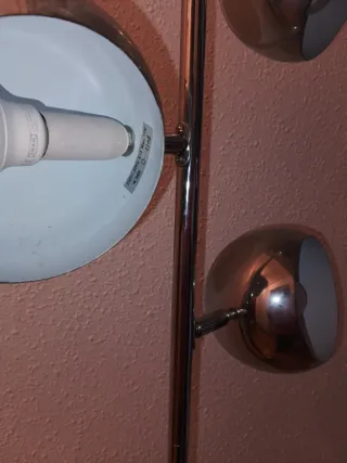 Lámpara de pie de acero