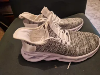 Deportivas grises y blancas