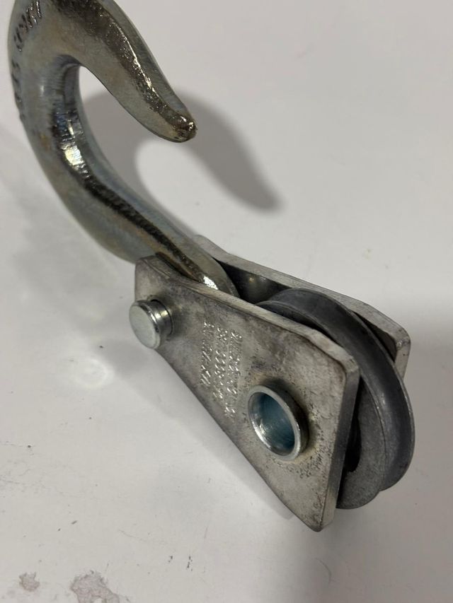Polea metálica con gancho