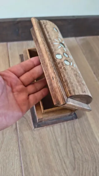 Cofre baúl de madera decorado