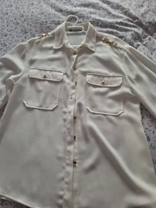 Camisa Zara blanco roto detalles dorados