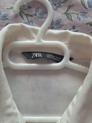 Camisa Zara blanco roto detalles dorados