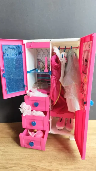 Nancy con armario y vestidos