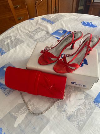 Zapatos de tacón y bolso rojo