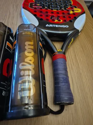 Raqueta pádel Artengo + 6 pelotas Wilson sin usar