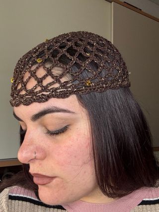 Cappello rete uncinetto marrone e oro paillettes