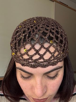 Cappello rete uncinetto marrone e oro paillettes